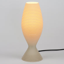 Laden Sie das Bild in den Galerie-Viewer, Diamant Tischleuchte 33 Linen