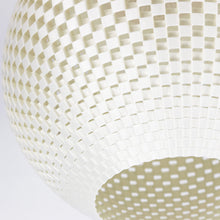 Laden Sie das Bild in den Galerie-Viewer, Flechtwerk Hängeleuchte Kugel 30 Silk